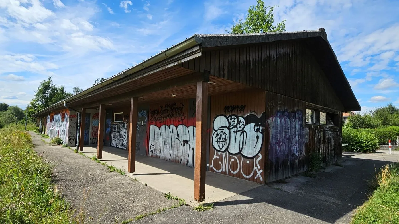 FlickWerk Bern – Eingang Südseite, zwischen EBG-Siedlung und Kunstrasenplatz